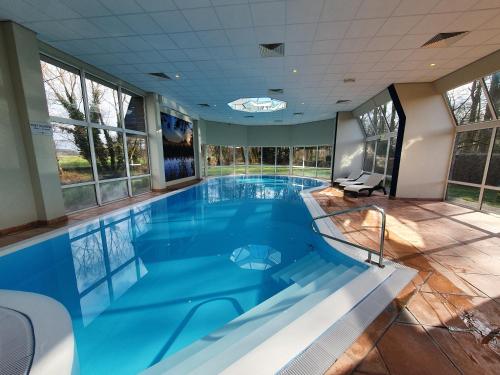 Beuningen弗莱彻丁克洛德餐厅酒店的一座蓝色水的大型游泳池