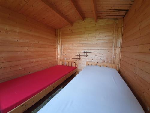 KiidjärveLõunamatkad的小屋内有一张红色的床