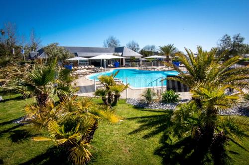 Langrune-sur-MerM&V Resort Camping的棕榈树游泳池的形象