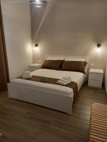 特拉帕尼AL CIVICO 1 APARTMENTS的一间卧室配有一张带2个床头柜的大床