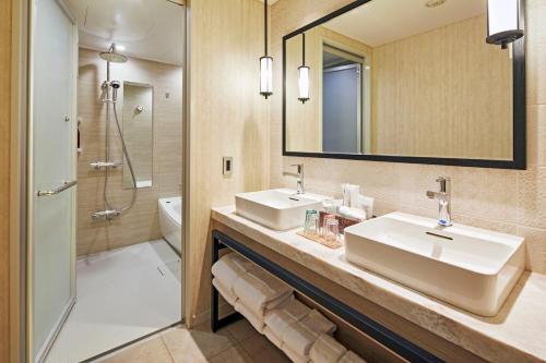 京都Hotel Emion Kyoto的浴室设有2个水槽和镜子