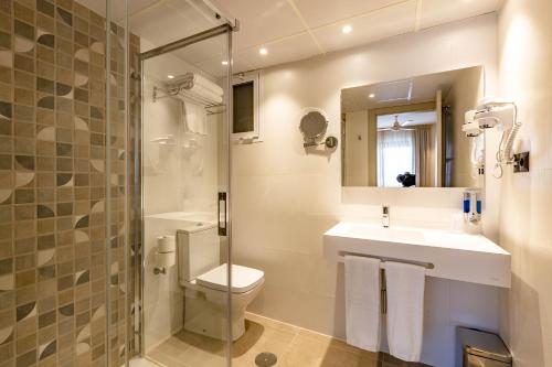 马拉加宙斯酒店的浴室配有卫生间、盥洗盆和淋浴。