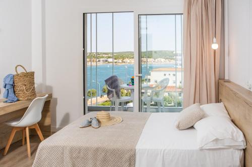 莱斯卡拉尼维玛房车酒店的一间卧室配有一张床,享有海景