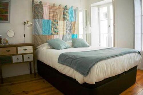 里斯本Charm & Tradition Downtown的一间卧室设有一张大床和窗户