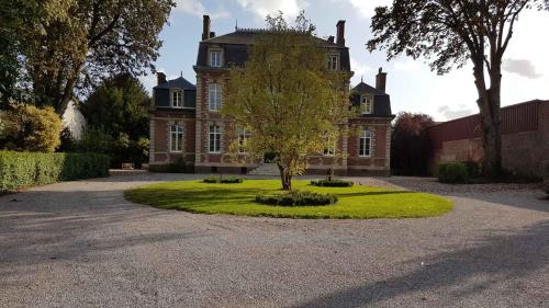 Villers-BretonneuxVILLA VARENTIA的前面有一棵树的房子