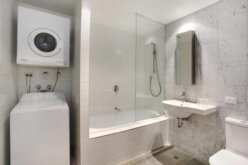 墨尔本Adara Hotel Richmond的带淋浴、卫生间和盥洗盆的浴室