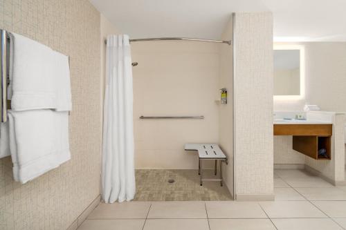 劳德代尔堡克鲁斯机场智选假日酒店的带淋浴的浴室和长凳