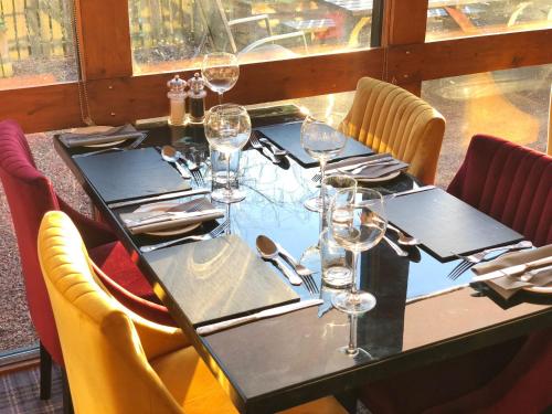 Cornhill-on-tweedThe Blue Bell Crookham的餐厅里一张桌子,上面放着酒杯