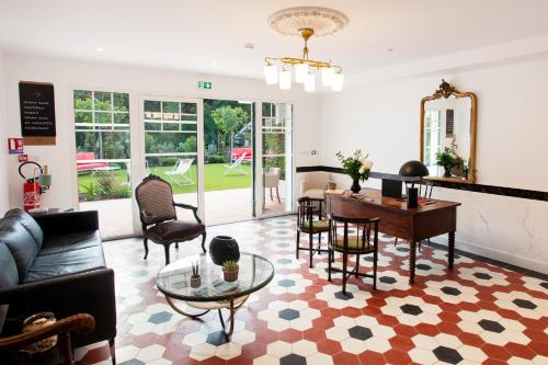 卡普费雷Villa Aitama的客厅配有沙发和桌椅