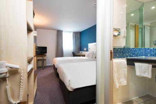 史云顿快捷假日史云顿市中心酒店的一间酒店客房 - 带一张床和一间浴室