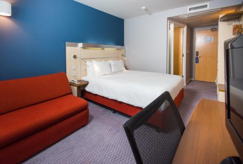 快捷假日史云顿市中心酒店客房内的一张或多张床位