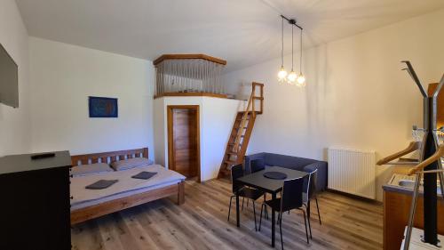 米库洛夫Apartmány Turold Mikulov的卧室配有一张床和一张桌子及椅子