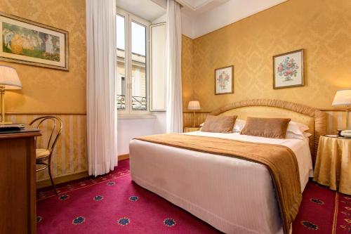 罗马Marcella Royal Hotel - Rooftop Garden的一间卧室设有一张大床和一个窗户。
