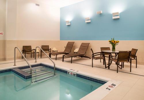 波特兰波特兰旧港区凯悦嘉轩酒店的一个带桌椅的游泳池,旁边是桌上