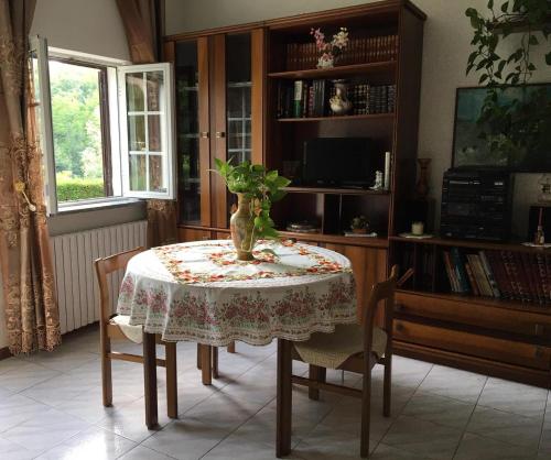 OrinoAL CIOS lago Maggiore的一张桌子,上面有花瓶