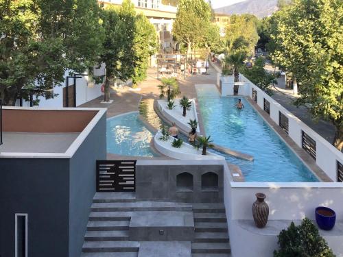 兰哈龙兰哈隆巴尔尼里奥酒店的享有大楼游泳池的顶部景致
