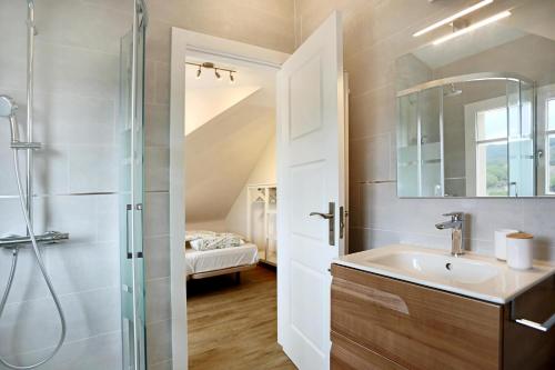 卡里拉Homestay Villa Estrella - Costa Brava的带淋浴和盥洗盆的浴室