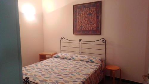蒙特罗索阿尔马雷DA ROSETTINA的卧室配有一张床,墙上挂着一幅画