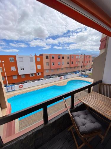 拉加里塔Golden Apartment的从公寓的阳台可欣赏到游泳池的景色