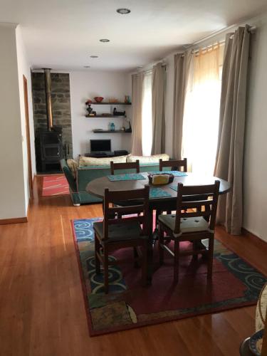 皮尼昂Casas Botelho Elias的客厅配有桌椅和沙发