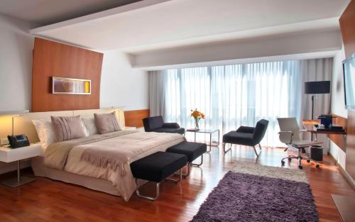 布宜诺斯艾利斯Design Suites Buenos Aires的一间带大床的卧室和一间客厅