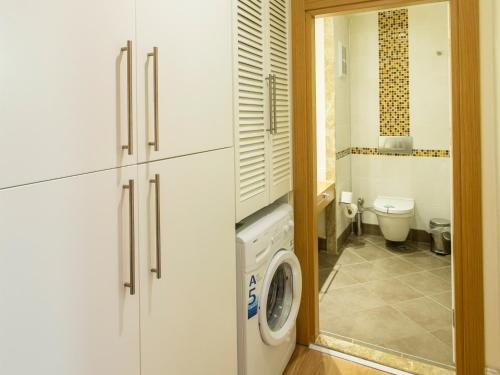 安塔利亚Address Residence Suite Hotel的带卫生间的浴室内的洗衣机和烘干机