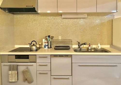白马村Hakuba Shiro Usagi - Vacation STAY 87281的厨房配有白色橱柜和水槽