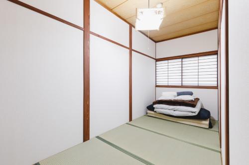松本Couch Potato Hostel - Vacation STAY 88233的小房间设有床和窗户