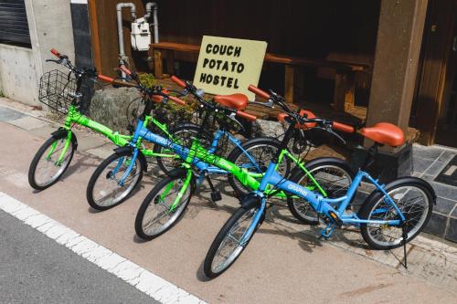 松本Couch Potato Hostel - Vacation STAY 88233的四辆自行车在街上停放