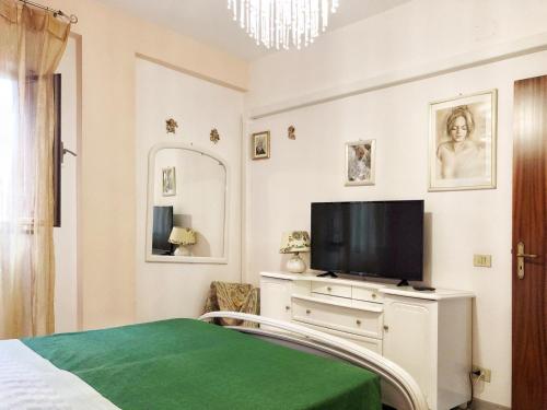贾迪尼-纳克索斯玛丽亚焦万娜公寓的一间卧室配有一张床,梳妆台上配有电视