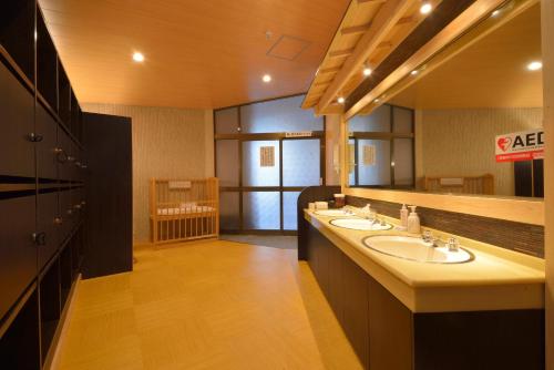 箱根Hakone Kowakien Mikawaya Ryokan的一间带两个盥洗盆和大镜子的浴室