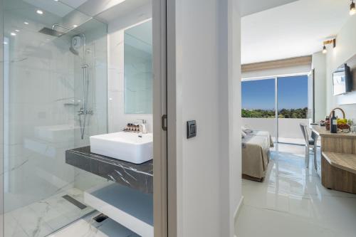 罗德镇Castellum Suites - All Inclusive的一间带水槽和淋浴的浴室