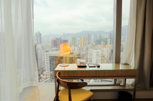 香港碧荟的市景客房内的一张书桌