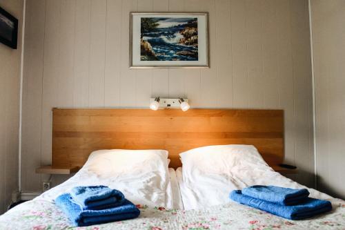 弗勒福德住宿加早餐旅馆的床上有两条毛巾