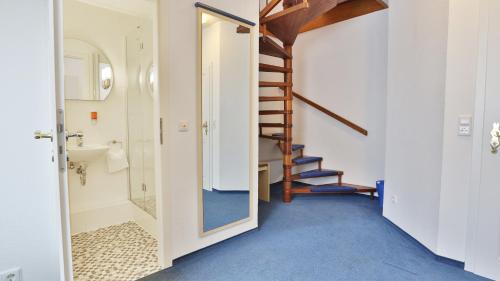 海德堡老城酒店的浴室设有楼梯、盥洗盆和卫生间。