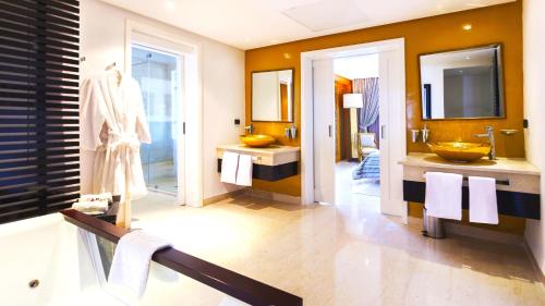 苏塞Occidental Sousse Marhaba的浴室设有水槽、两个水槽和镜子