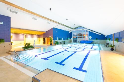 邓加文The Park Hotel Dungarvan的大型客房的游泳池,设有大型天花板