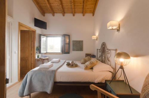 米诺斯-德-多米诺斯Casa da Torre的卧室配有一张白色大床
