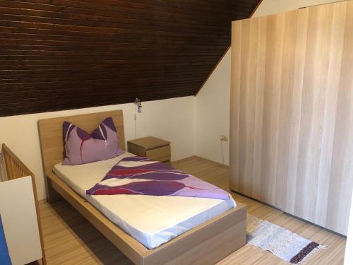 巴拉通雷勒Valentin Vendégház的一间卧室设有一张木天花板床。