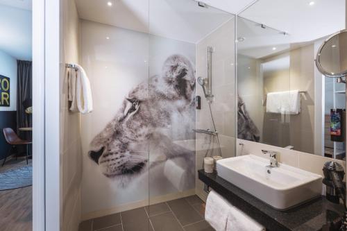 纽伦堡the niu Leo的浴室墙上挂着狮子的照片