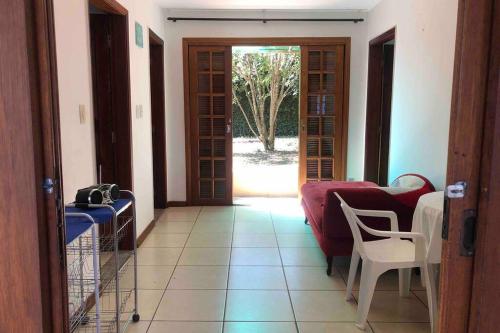 阿蒂巴亚Casinha de Campo bem localizada的客厅配有沙发和桌椅
