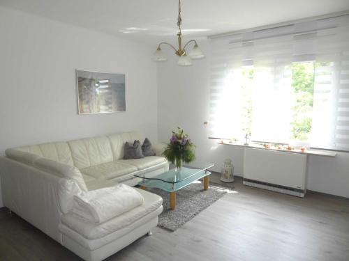 ZirkowRuegen_Fewo 37的客厅配有白色的沙发和桌子