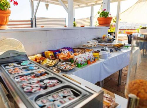 切萨雷奥港L'Angulus Ridet的餐桌上的自助餐,包括食物