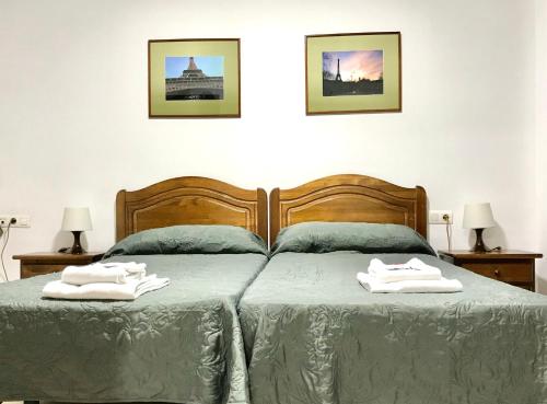 拉利内阿-德拉康塞普西翁卡洛斯2旅馆的一间卧室配有两张带毛巾的床