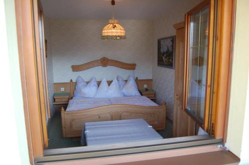 米尔施塔特Haus Elfriede的卧室配有带白色枕头的大床