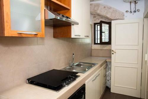 洛科罗通多Belvedere的厨房配有水槽和台面