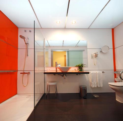 Teo康格苏Spa酒店的一间带水槽和镜子的浴室