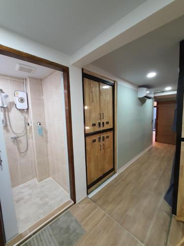 曼谷Station8 Hostel的带淋浴和淋浴间的浴室