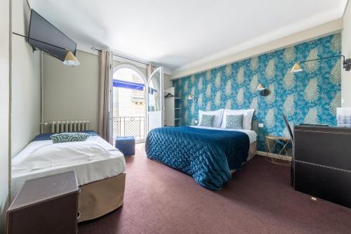 兰斯阿祖尔酒店的一间酒店客房,设有两张床和电视