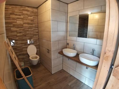 ChiddesGlamping Resort Bousset的一间带两个盥洗盆和卫生间的浴室
